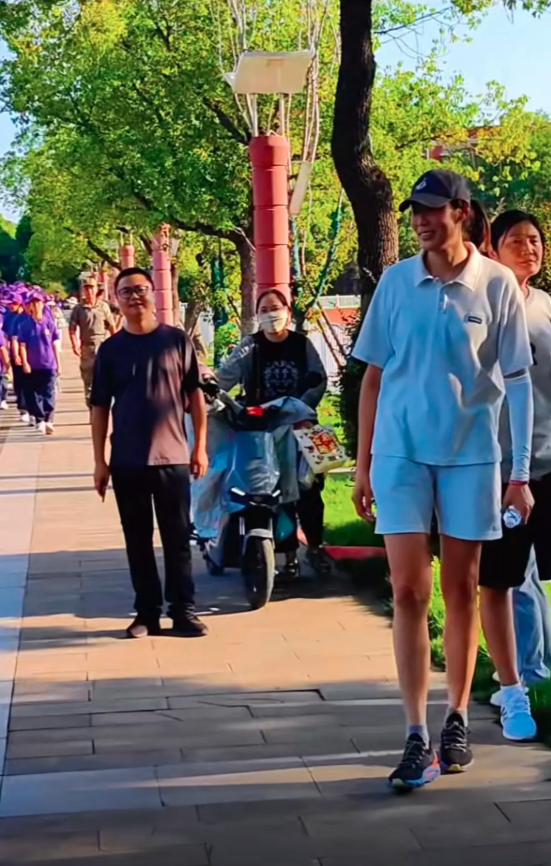 当一位世界, 不少身着校