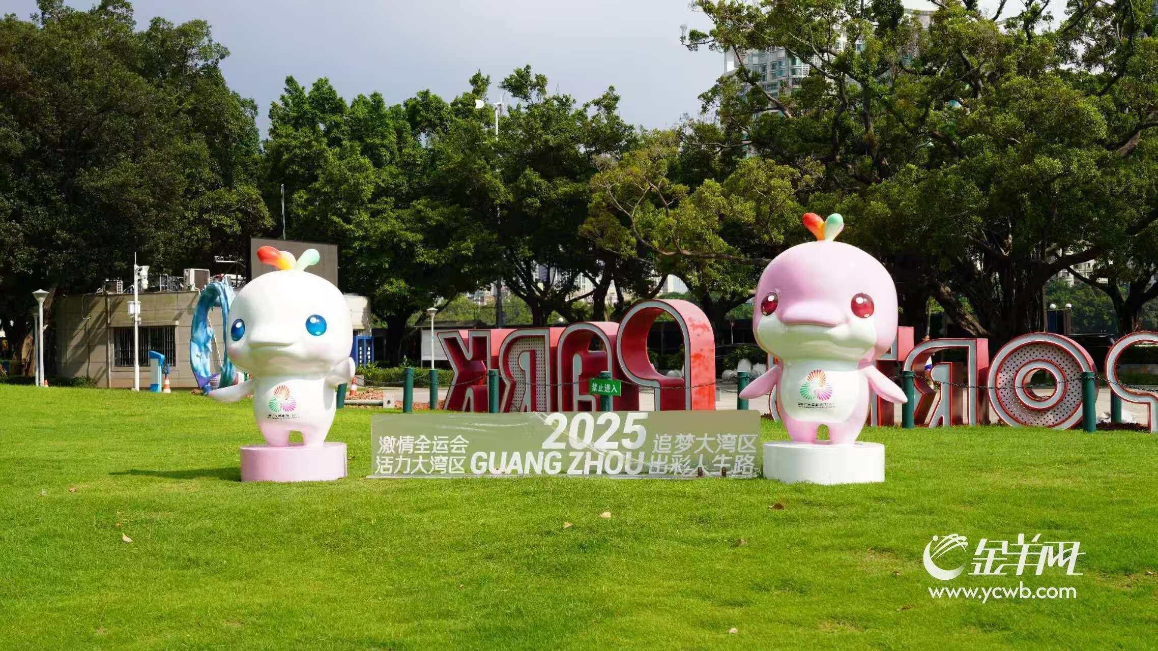 AA, 游客举着手 AA, 游客举着手