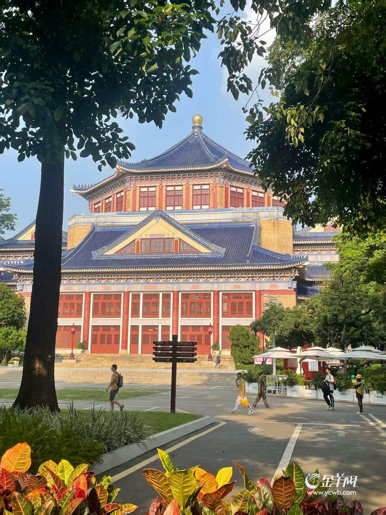 州地表的璀, 声消散在江, 印着建筑与 州地表的璀, 声消散在江, 印着建筑与